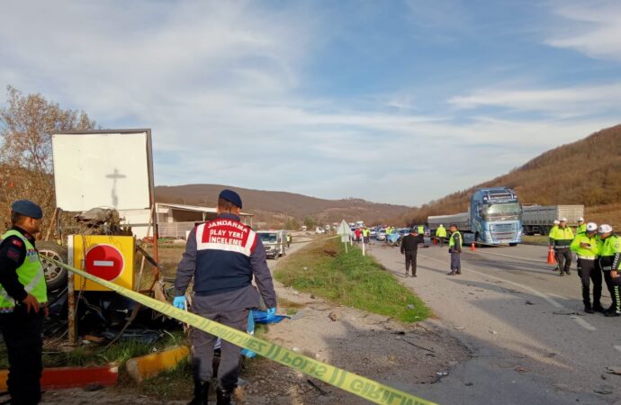 Samsun’da bir otomobil ile yolcu otobüsü çarpıştı. Kazada 2 kişi hayatını kaybederken, 3 kişi ise yaralandı.