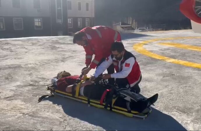 Bahçesaray ilçesinde meydana gelen bir kaza sonucunda yaralanan bir kişi, acil durum ambulans helikopteriyle Van’a sevk edildi.