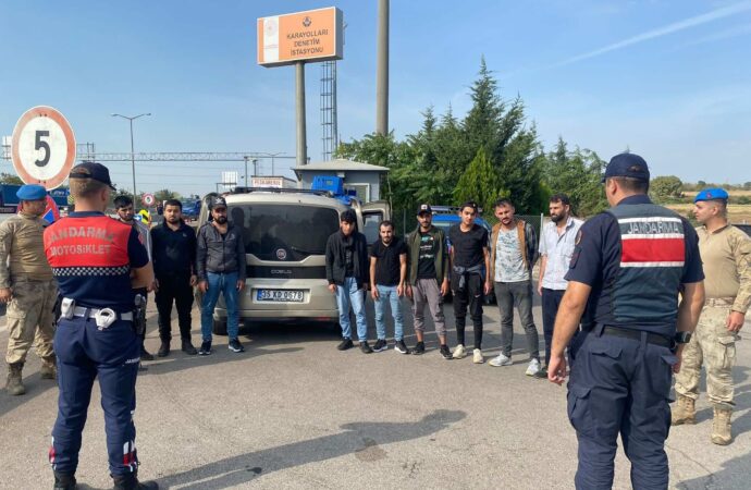 Edirne’de geçen hafta içerisinde 308 kaçak göçmen ve 6 organizatör yakalandı.