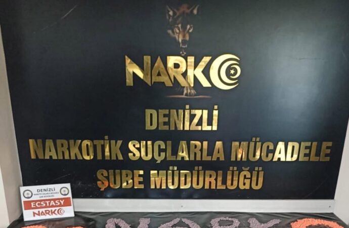 Bir otomobil, stepnesinde 4 bin 980 ecstasy hap ile yakalanarak tutuklandı.