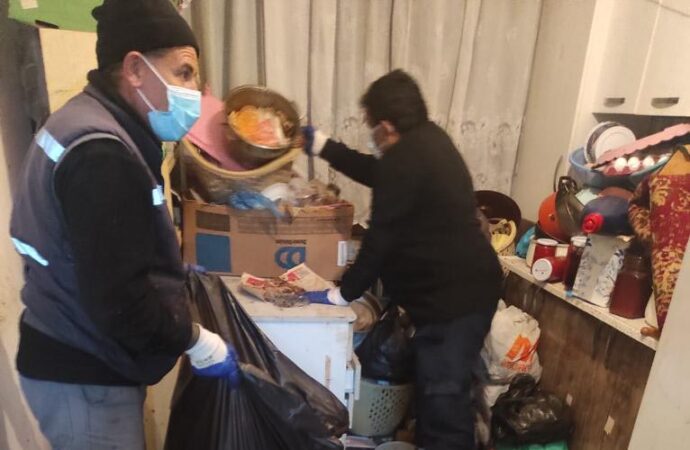 Anne ve oğlunun ikamet ettiği evden tam 45 ton çöp çıktığı ortaya çıktı.