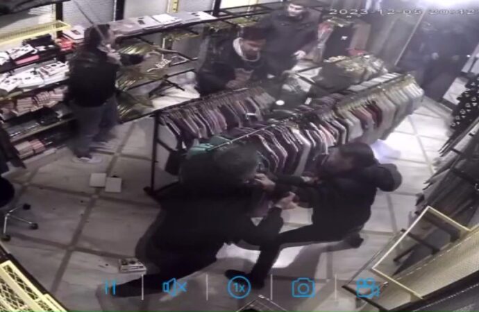 Fatih ilçesinde meydana gelen bir olayda, iki grup arasında çıkan kavgada tekme ve sopalar havada uçuştu. Olaya dair bilgi ve fotoğraflarla birlikte detaylar aşağıda yer almaktadır.