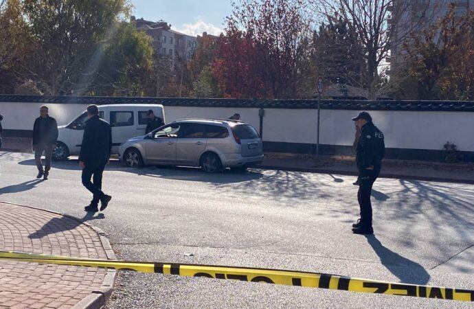 Kaçmaya çalışan bir şüpheli, polis tarafından vurularak yakalandı. Ardından şüphelinin aracında bomba araması gerçekleştirildi.