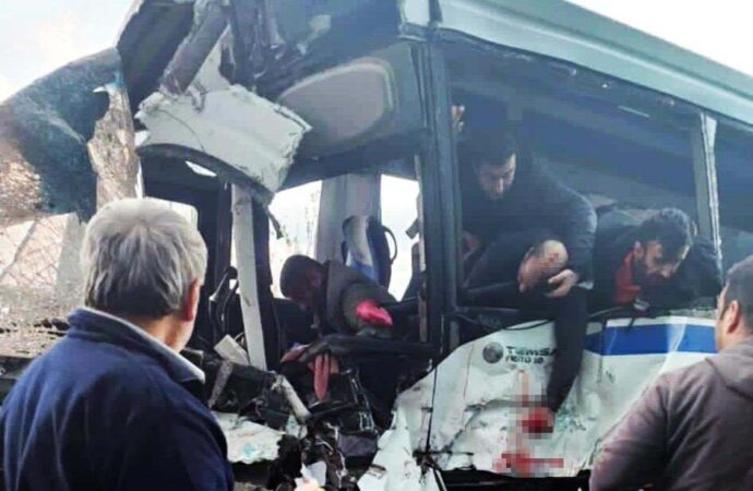 Servis midibüsü, çöp kamyonuna arka tarafından çarptı ve sonucunda 17 kişi yaralandı.