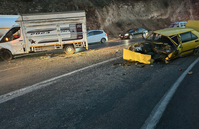 Gaziantep’te otomobil ile kamyonet arasında meydana gelen çarpışma sonucunda 2 kişi yaralandı.