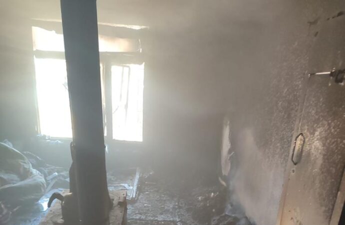 Bir anne, sobaya benzin döktükten sonra çıkan yangında hayatını kaybetti. Yangın sonucunda ise 2 çocuğu dumandan zehirlendi.
