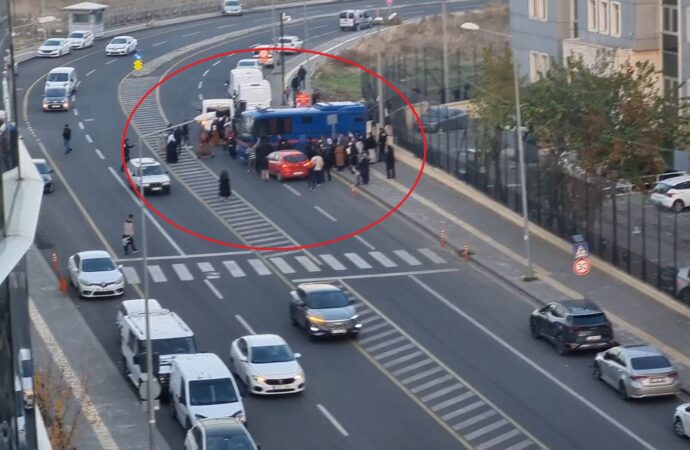 Cezaevi aracı ve polis midibüsüne, tutuklu yakınları tarafından taşlı ve tekmeli saldırı gerçekleştirildi.