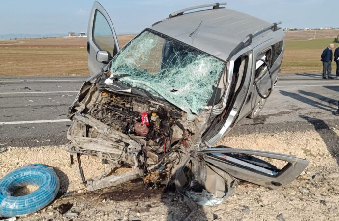 Siirt’te meydana gelen trafik kazasında, üç araç birbirine karıştı. Kazada TIR şoförü hayatını kaybederken, biri ağır olmak üzere iki kişi yaralandı.