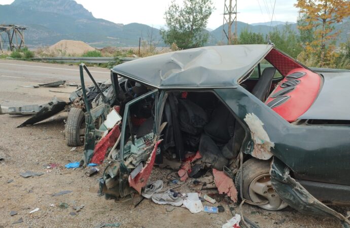 Adana’da meydana gelen trafik kazasında, otomobiller çarpıştı ve sonucunda 1’i ağır olmak üzere toplamda 4 kişi yaralandı.