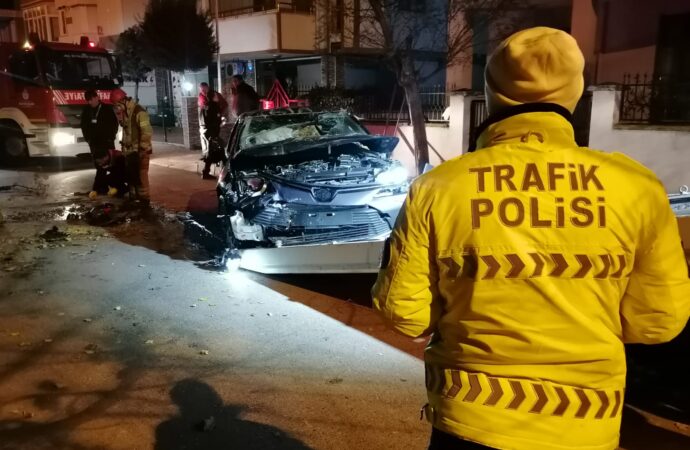 Silivri ilçesinde bulunan bir bahçe duvarına çarpan bir otomobil, takla atarak kaza yaptı.