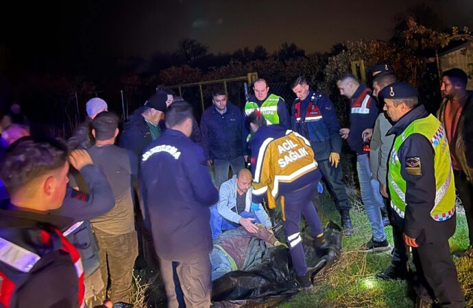 Aranan çiftçi, traktörü devrilmiş halde yaralı olarak bulundu ancak hastanede hayatını kaybetti.