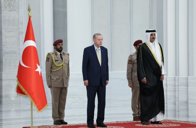Türkiye Cumhuriyeti Cumhurbaşkanı Recep Tayyip Erdoğan, Katar Emiri Şeyh Temim ile bir araya gelerek görüştü.