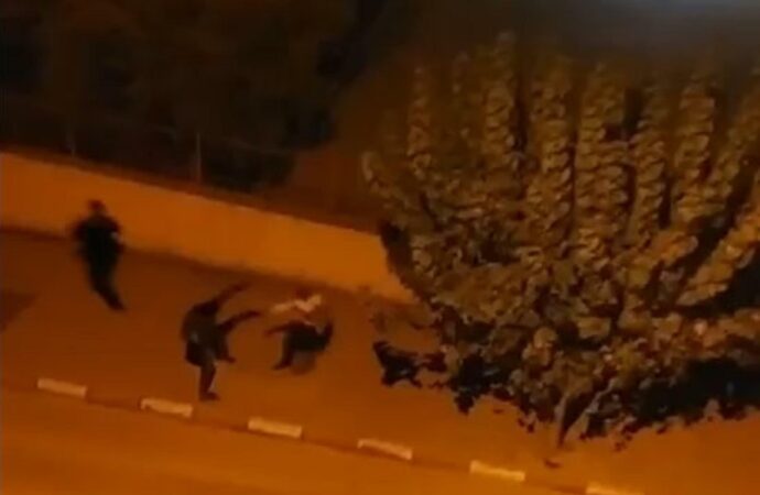 Aydın ilinde meydana gelen bir olayda sopa ve bıçak kullanılarak gerçekleşen bir kavga sonucunda 1 kişi ağır şekilde yaralanırken, 11 kişi de yaralandı.