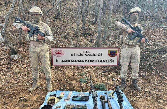 Bitlis kırsalında PKK terör örgütüne ait silah, mühimmat ve yaşam malzemeleri ele geçirildi.