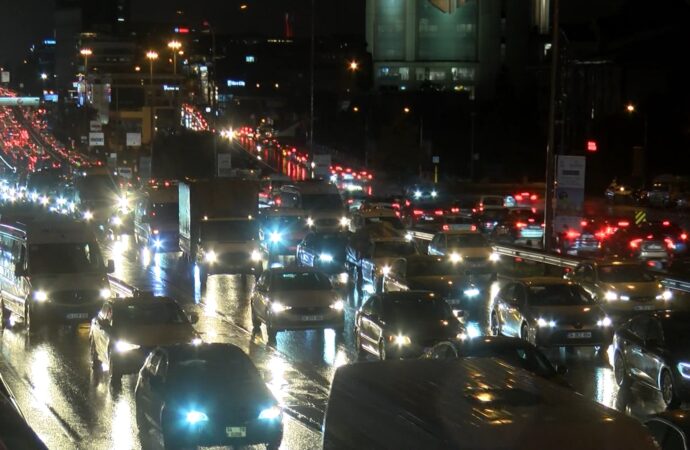 İstanbul’da akşam saatlerinde trafik tamamen kilitlendi.