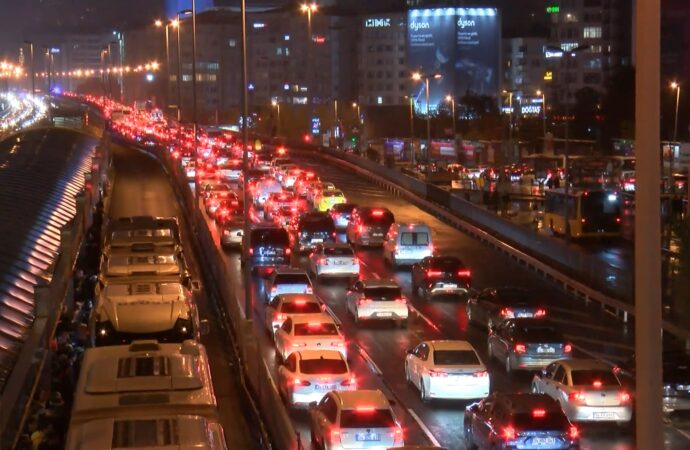 İstanbul’da yağışlı hava sebebiyle trafik yoğunluğu meydana geldi.