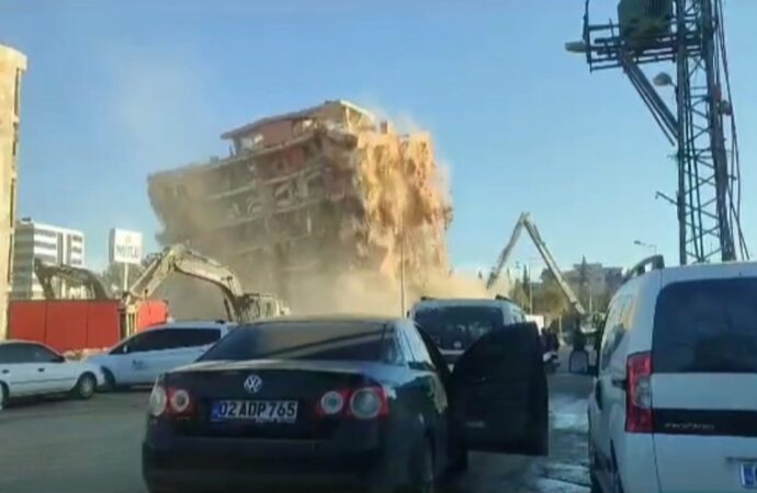 Adıyaman ilinde, ağır hasar görmüş olan bir 8 katlı bina yıkıldı.