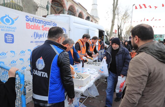 Sultangazi’de yer alan vatandaşlara toplamda 3 buçuk ton balık dağıtıldığı bildirildi.