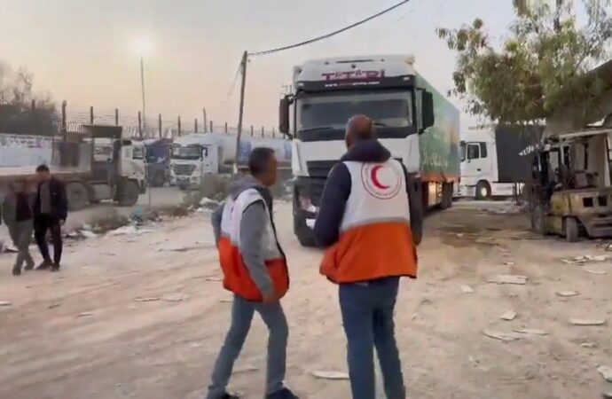 Filistin Kızılayı, insani yardım yüklü 80 kamyonu teslim aldı.