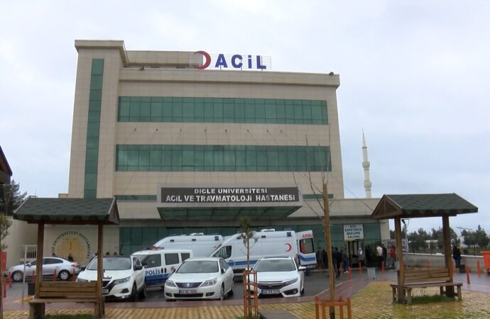 Bir mangal etkinliği sırasında evde dumandan zehirlenerek hayatını kaybeden bir kişi, eşinin ve 2 torununun tedavi altına alındığı bildirildi.