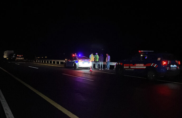 Şanlıurfa ilinde meydana gelen trafik kazasında, bir TIR ile bir otomobil çarpıştı ve olayda 9 kişi yaralandı.