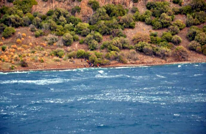 Çanakkale açıklarında gerçekleşen operasyonda, 29 kaçak göçmen yakalandı.