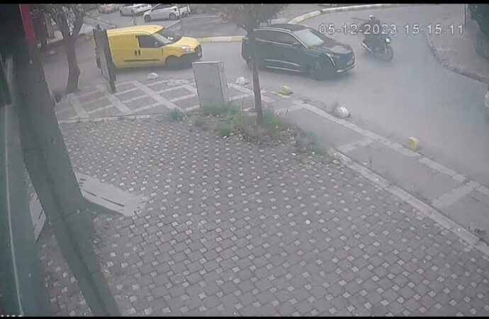 Eski futbolcu Oktay Derelioğlu ve eşi, trafikte maruz kaldıkları bir saldırıya hedef oldular.