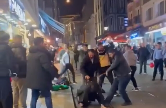 Fatih’te meydana gelen bir olayda, iki grup arasında çıkan kavgada tekme ve sopalar havada savruldu.