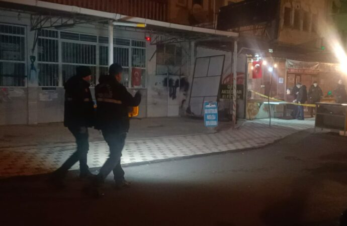 Bir bıçaklama olayı sonucunda, yol kenarında yaralı halde bulunan bir kişi acilen hastaneye kaldırıldı. Ne yazık ki, tüm müdahalelere rağmen hayatını kaybetti.