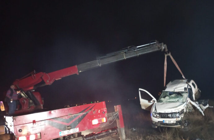 Burdur ilinde meydana gelen trafik kazasında, otomobillerin kafa kafaya çarpışması sonucunda 1 kişi hayatını kaybetti ve 4 kişi yaralandı.