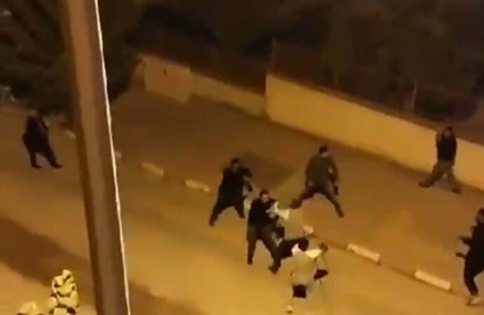 Aydın’da meydana gelen bir olayda, sopa ve bıçakların kullanıldığı bir kavgada 11 kişi yaralandı. Olayla ilgili olarak 2 kişi tutuklandı.