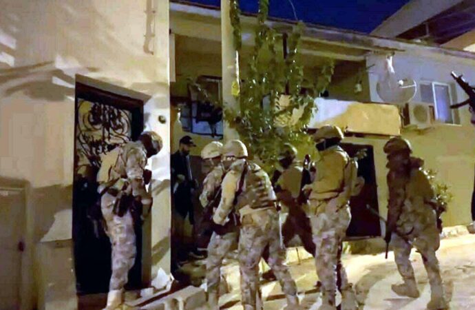 FETÖ operasyonu, 9 yıl süren bir süreçte gerçekleştirildi ve bu operasyon kapsamında 2’si muvazzaf asker olmak üzere toplamda 12 kişi gözaltına alındı.
