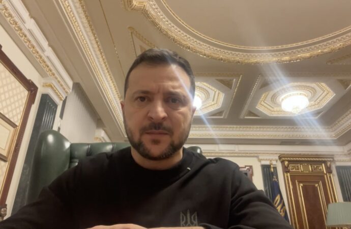 Ukrayna Devlet Başkanı Zelenski, Rus askeri uçağının Odessa bölgesini hedef aldığını ve başarılı bir şekilde düşürüldüğünü açıkladı.