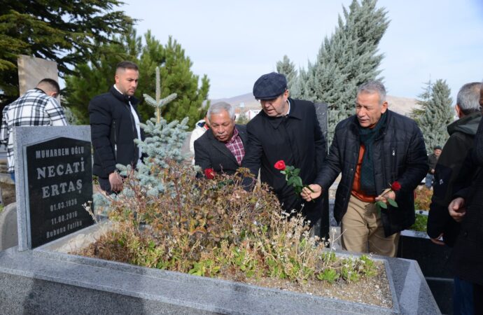 Halk ozanı Muharrem Ertaş, anma töreniyle mezarı başında anıldı.