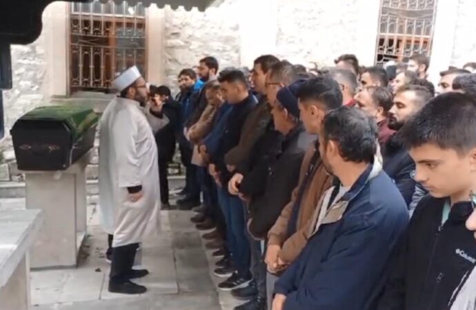 Kütahya ilinde hayatını kaybeden muhtar, son yolculuğuna uğurlandı.
