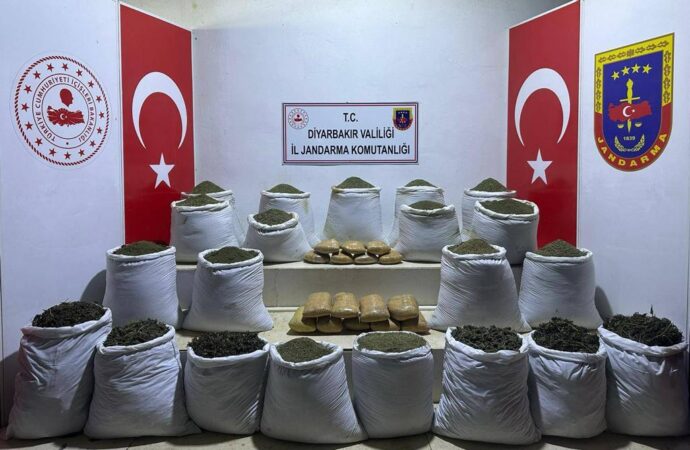 Diyarbakır’da gerçekleşen operasyonda, 915 kilogram esrar maddesi ele geçirildi.