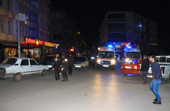 Tokat ilinde meydana gelen bir olayda silahlı kavga yaşandı. Olay sonucunda bir kişi yaralandı ve polis ekipleri tarafından gözaltına alınan iki kuzen şüpheli olarak değerlendiriliyor.