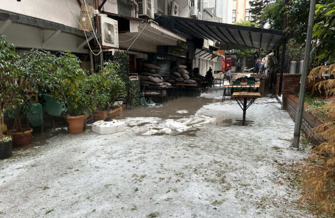 Alanya’da dolu ve sağanak yağış etkili oldu.