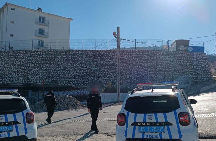 Buca’da okul çevresinde gerçekleştirilen uyuşturucu denetimleri sonucunda 405 şüpheli gözaltına alındı.