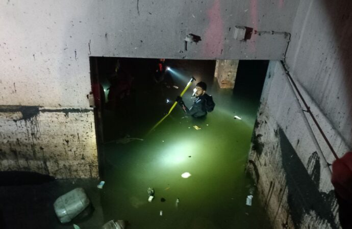 Bodrumdaki bir yerde ‘Bebek atıldı’ şeklinde bir ihbar alınması üzerine, su boşaltma işlemi başlatılıyor.