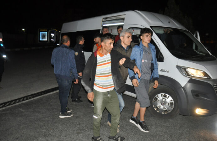 11 Afgan, Kumar oynarken suçüstü yakalanmaları sonucu sınır dışı edildi.