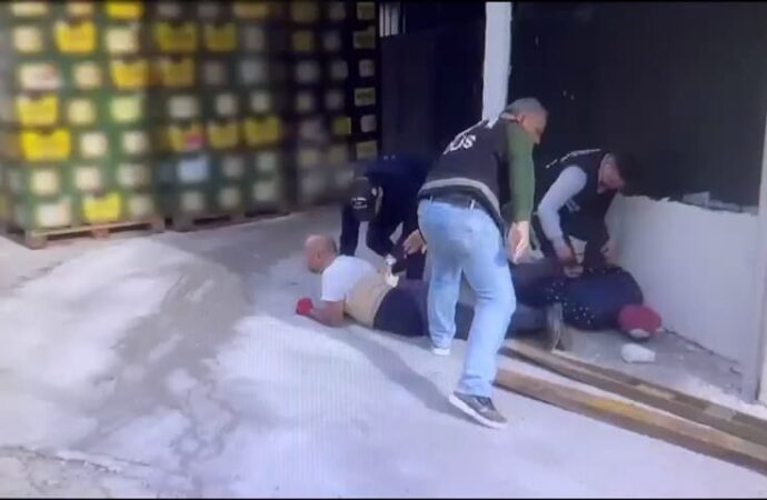 Sakarya merkezli olarak gerçekleştirilen operasyon sonucunda, ‘nakliye’ dolandırıcılığı yapan şüphelilere yönelik 4 ilde gerçekleştirilen operasyonda 4 kişi tutuklandı.