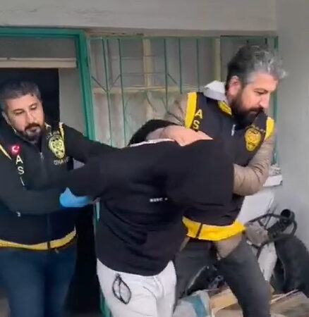 Husumetlisini öldürerek yanındakini yaralayan şüpheli, polis tarafından tutuklandı.