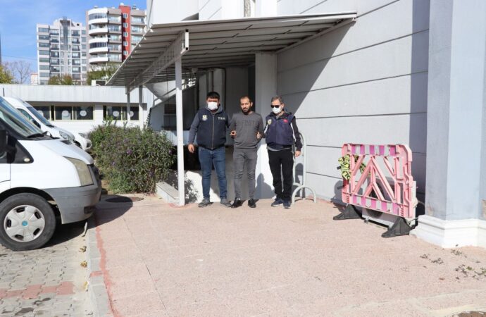 Mersin ilinde aranan bir terör örgütü üyesi, Hakkari ilinde yakalanarak gözaltına alındı.