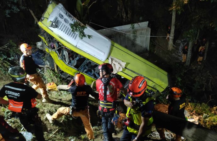 Filipinler’de bir yolcu otobüsü vadiye uçarak 17 kişinin hayatını kaybetmesine ve 7 kişinin yaralanmasına neden oldu.