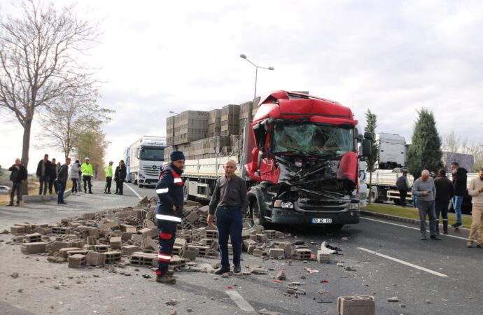 Nevşehir ilinde meydana gelen zincirleme kaza, 3 aracın karışması sonucunda meydana geldi. Kazada maalesef 2 kişi yaralandı.