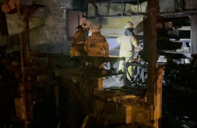 Sancaktepe ilçesinde bir restoranda yangın çıktı.