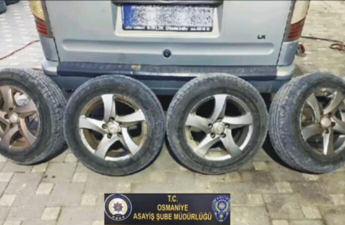 Hırsızlık şüphesiyle gözaltına alınan kişiler, çaldıkları jantlarla birlikte yakalandı.
