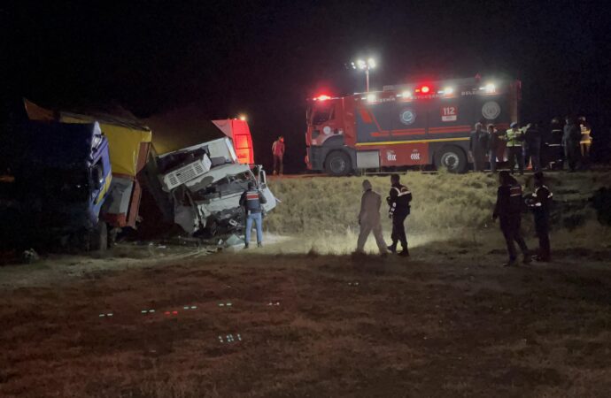 Eskişehir ilinde meydana gelen trafik kazasında, bir TIR ile bir kamyonet kafa kafaya çarpıştı. Kazada maalesef 2 kişi hayatını kaybederken, 2 kişi de yaralandı.