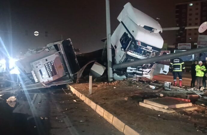 Kırıkkale’de meydana gelen olayda bir TIR, refüj ile trafik ışıklarının direğine çarptı. Kazada 2 kişi yaralandı.